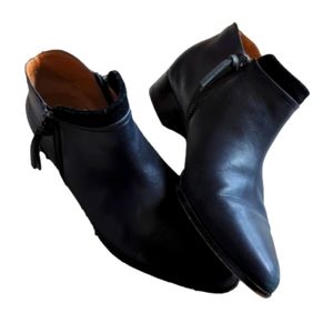 Bettye Muller Black Leather Point Toed Heeled Ankle Booties w/ Tassels Size 8